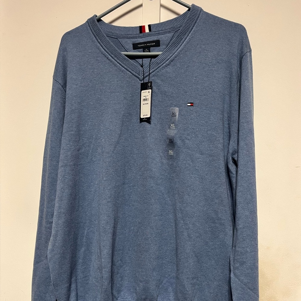 TOMMY HILFIGER
FLAG LOGO V-NECK SWEATER